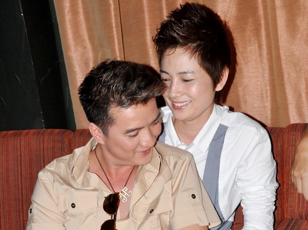 Thuý Vinh nâng niu “bé” Đàm Thuý Vinh nâng niu “bé” Đàm
