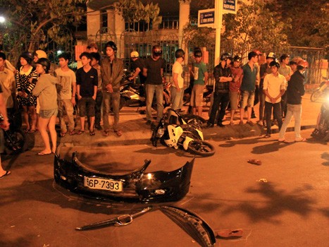 Nữ lái xe ôtô bỏ trốn sau tai nạn Nữ lái xe ôtô bỏ trốn sau tai nạn