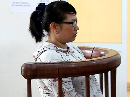 Người đàn bà lột quần áo ‘tình địch’ được hưởng án treo Người đàn bà lột quần áo ‘tình địch’ được hưởng án treo