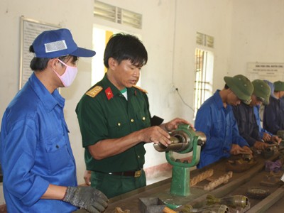Lính thợ nhiều sáng kiến Thượng úy Đậu Bá Xuân (thứ 2, trái sang) đang hướng dẫn tổ sửa chữa ứng dụng sáng kiến mới