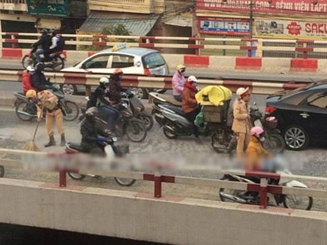 Khoảnh khắc tuyệt đẹp của cảnh sát giao thông Khoảnh khắc tuyệt đẹp của cảnh sát giao thông