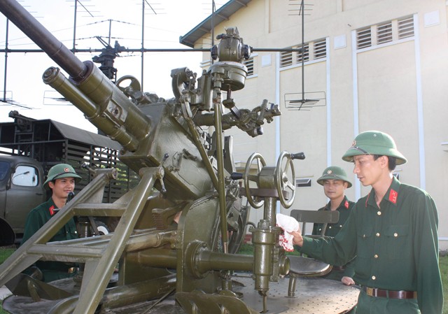 Chuyên gia... đi thi Trung úy Nguyễn Văn Hòa (phải)