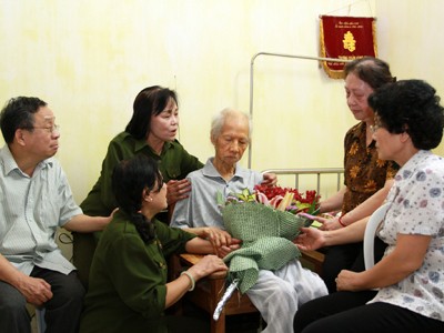 Cựu TNXP thăm nhạc sĩ Xuân Giao Cựu TNXP thăm nhạc sĩ Xuân Giao