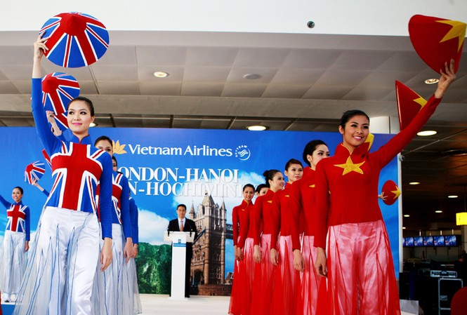 Áo dài Việt tung bay ở London Áo dài Việt tung bay ở London