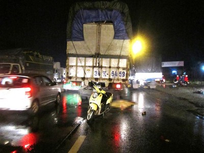 Nam thanh niên vật vã bên thi thể người yêu Nam thanh niên vật vã bên thi thể người yêu