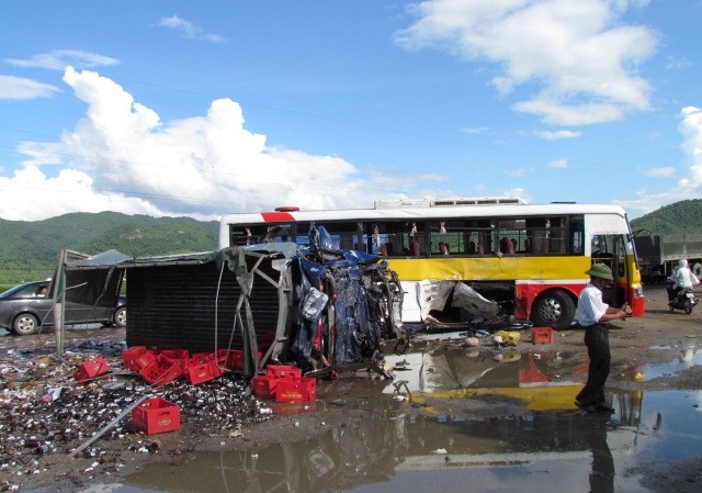 Xe tải đâm xe bus, hai người chết tại chỗ Xe tải đâm xe bus, hai người chết tại chỗ