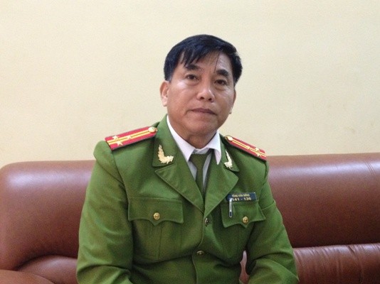 Bị siết xe sang trước cổng công an huyện Dada