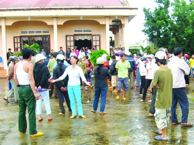 Công nhân tập trung phản đối hợp đồng giao khoán Công nhân tập trung chờ đối thoại với lãnh đạo Tổng công ty Cà phê Việt Nam tại Cty Cà phê Đăk Đoa