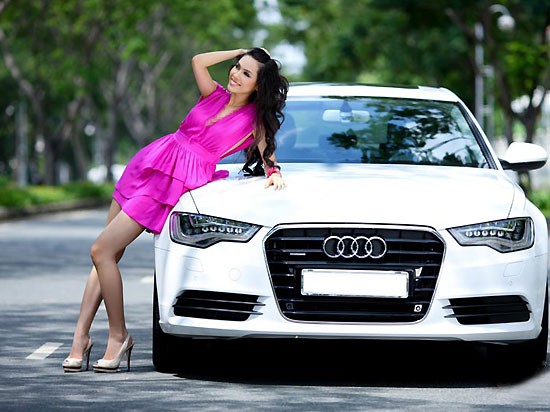 Hoàng My rạng rỡ bên sedan A6 Hoàng My rạng rỡ bên sedan A6