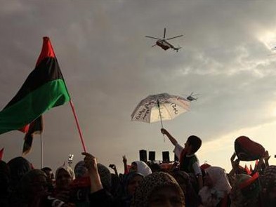 Liên Hợp Quốc dừng hoạt động quân sự tại Libya Người dân tại thành phố Benghazi. Ảnh: Reuters