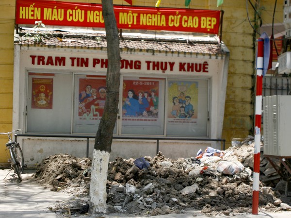 Hà Nội chi 26 tỷ đồng xây dựng hai bãi rác Phế thải được đổ ngay tại bảng tin phường trên phố Thụy Khuê (Tây Hồ)