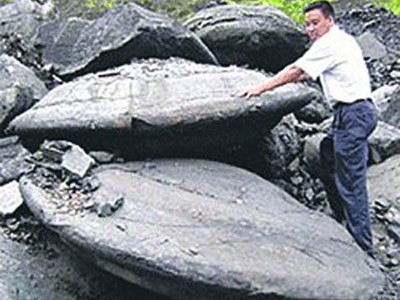 Thợ mỏ Trung Quốc đào được đĩa bay Thợ mỏ Trung Quốc đào được đĩa bay