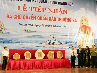 Tiếp nhận đá chủ quyền Trường Sa Tiếp nhận đá chủ quyền Trường Sa