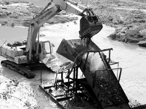 'Vàng tặc' đại náo sông Quàng 'Vàng tặc' đại náo sông Quàng