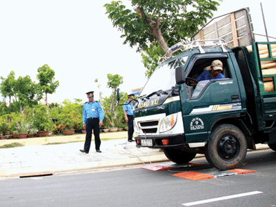 Kiểm tra xe tải ở Đà Nẵng: Cứ lên bàn cân là quá tải Kiểm tra xe tải ở Đà Nẵng: Cứ lên bàn cân là quá tải