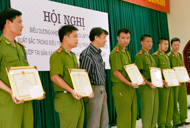 Thưởng nóng những người phá vụ án Các tập thể, cá nhân được thưởng nóng. Ảnh: M. Đức