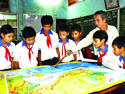 Thầy Vàng Hoàng Sa Thầy Vàng tận tụy truyền sử Hoàng Sa, Trường Sa cho học sinh Ảnh: Nguyễn Thành