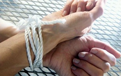 Chồng bạo dâm, vợ ngất lịm Chồng bạo dâm, vợ ngất lịm
