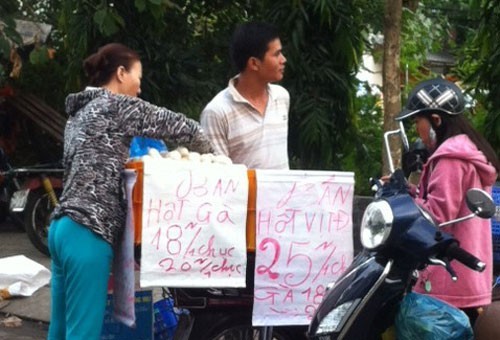 Trứng gà siêu rẻ tràn xuống vỉa hè Sài Gòn Trứng gà siêu rẻ tràn xuống vỉa hè Sài Gòn
