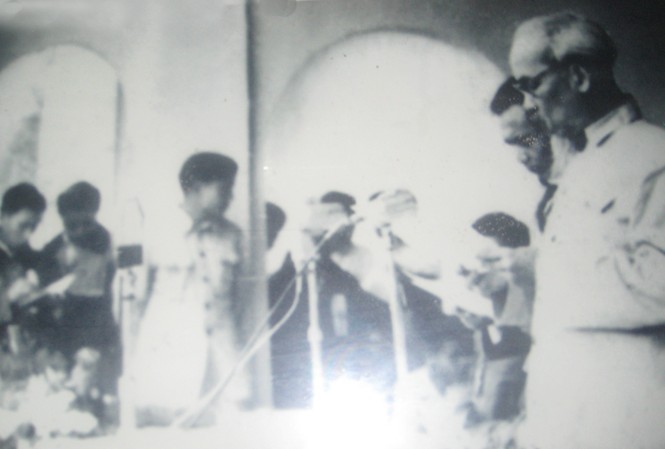 Nửa thế kỷ sưu tầm và viết về Bác Bác Hồ về thăm Hà Giang 1962, ông Bính là người thứ 2 (trái sang). Ảnh tư liệu