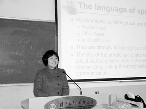 Tình yêu của nữ giáo sư và người chồng bán hàng rong Tình yêu của nữ giáo sư và người chồng bán hàng rong