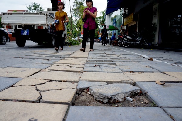 Vỉa hè vừa lát đã tan hoang Những viên đá xanh còn mới tinh nhưng đã bị vỡ nát