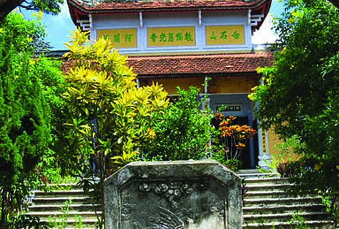 Thăm xoài Đá Trắng được vua ban sắc tứ Chùa Đá Trắng và vườn xoài bao quanh Ảnh: Hoàng Tuấn