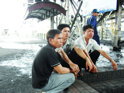 Tìm thấy nạn nhân sau hơn 40 giờ Những người thân của nạn nhân Thắng khắc khoải chờ đợi