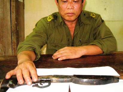 Cậu bé chơi trận giả bằng ...súng thật Cậu bé chơi trận giả bằng ...súng thật