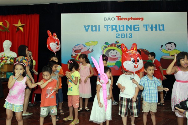 Báo Tiền Phong vui trung thu cùng trẻ em Báo Tiền Phong vui trung thu cùng trẻ em