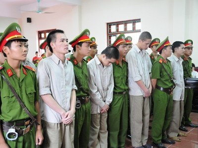 Cả bị cáo và bị hại vụ 'quan tài diễu phố' kháng án Các bị cáo nghe tòa tuyên án ngày 6/9. Ảnh: Tuấn Nguyễn