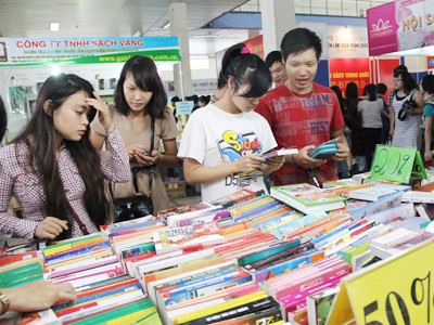 Ebook bơ vơ giữa hội chợ sách Đông người xem, vắng người mua tại Hội chợ sách Quốc tế lần 4 Ảnh: T.Toan