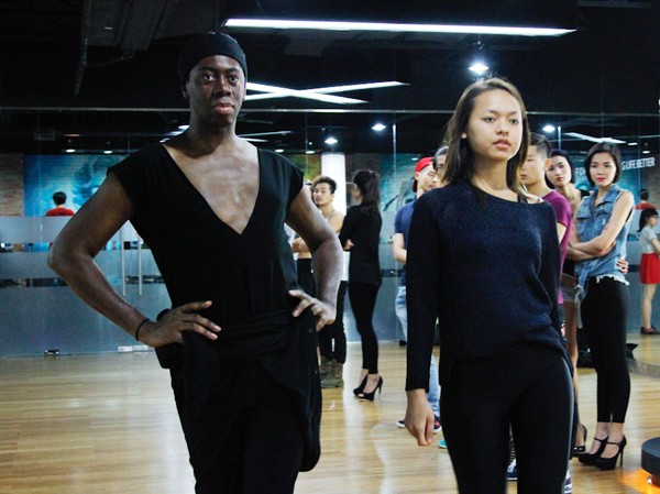 Nam giám khảo Top Model Mỹ catwalk điêu luyện như 'nữ hoàng' Nam giám khảo Top Model Mỹ catwalk điêu luyện như 'nữ hoàng'