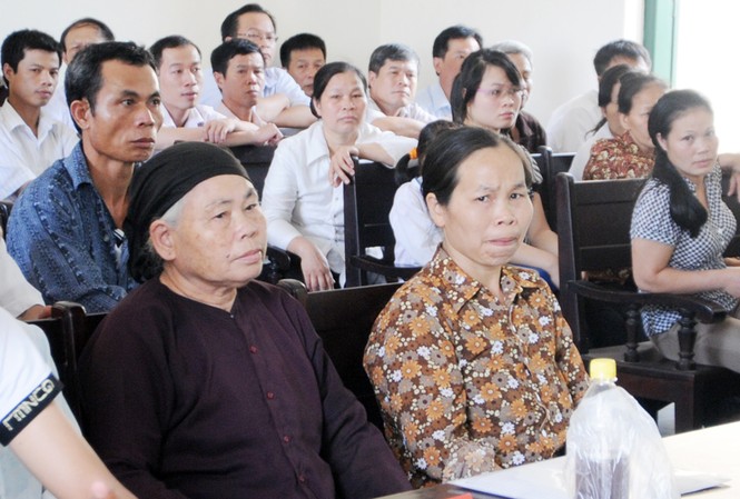 Con dâu bị đuổi khỏi nhà vì sinh con gái Mẹ chồng - nàng dâu tại phiên tòa xét xử. Ảnh: Tuấn Nguyễn