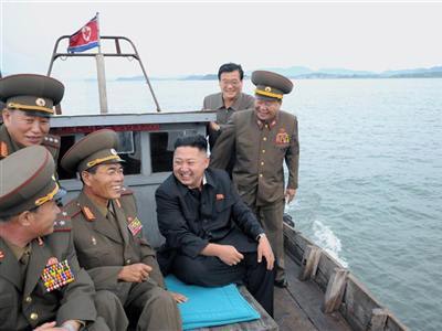 Bán đảo Triều Tiên có thể đối mặt với chiến tranh hạt nhân Nhà lãnh đạo trẻ Kim Jong Un trong chuyến thị sát một căn cứ quân sự hồi tháng 8.