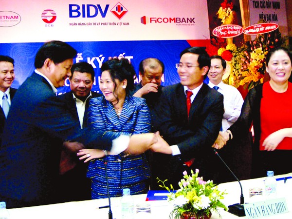 Lợi ích khách hàng trên hết Lãnh đạo 4 ngân hàng FCB, SCB, TNB và BIDV ký hợp tác chiến lược toàn diện vào chiều ngày 6-12 tại TPHCM. Ảnh: Đại Dương