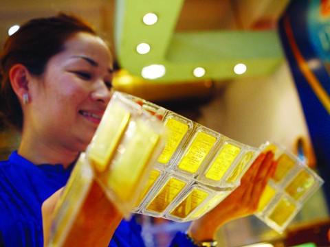 Hoài nghi chuyện bình ổn giá vàng Câu chuyện bình ổn giá vàng vẫn khiến nhiều người lo lắng Ảnh: Hồng Vĩnh