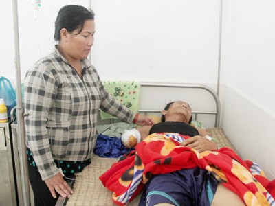 Tàu hàng gạt đứt lìa cánh tay người gác hầm Anh Mai Hoàng Kỳ đang được chăm sóc tại bệnh viện. Ảnh: Văn Tài