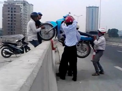 Nở rộ dịch vụ vác xe máy 'né' CSGT Nở rộ dịch vụ vác xe máy 'né' CSGT