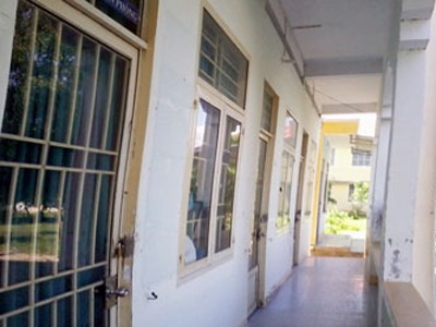 UBND xã đóng cửa đi 'liên hoan' Các phòng làm việc tại trụ sở UBND xã Phong Phú, huyện Tuy Phong (Bình Thuận) đều khóa chặt. Ảnh: PN