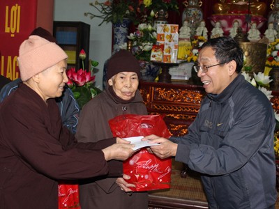 Công đức chùa do các ni sư nguyên là cựu TNXP trụ trì Công đức chùa do các ni sư nguyên là cựu TNXP trụ trì