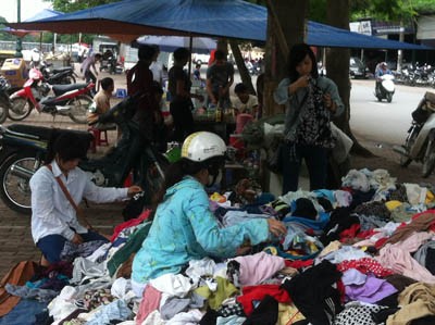‘Săn’ hàng hiệu… giá bèo ở Hà Nội ‘Săn’ hàng hiệu… giá bèo ở Hà Nội