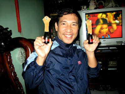 Vợ Quang Thắng bị buộc thôi việc vì sinh con thứ 3 Vợ Quang Thắng bị buộc thôi việc vì sinh con thứ 3