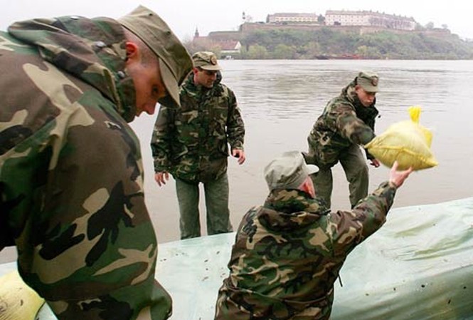 Hàng ngàn người Romania chuẩn bị chạy lụt Quân đội Romania đắp đê sông Danube chống lụt
