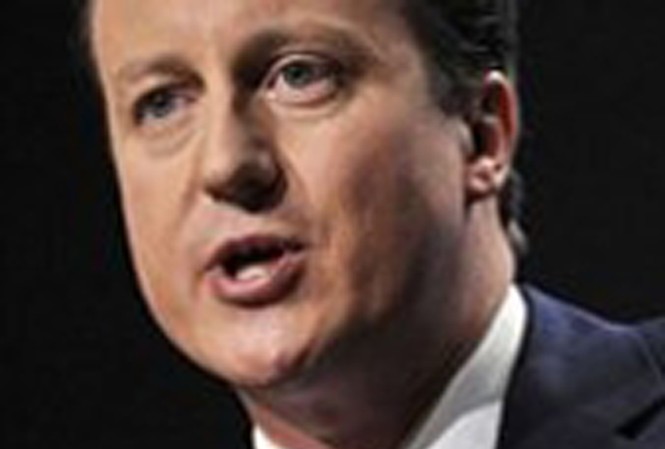 Đi bộ, tân thủ tướng Anh bị chỉ trích Thủ tướng Anh David Cameron
