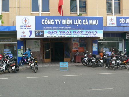 Giám đốc Điện lực ‘biến’ cả gia đình thành nhân viên? Giám đốc Điện lực ‘biến’ cả gia đình thành nhân viên?