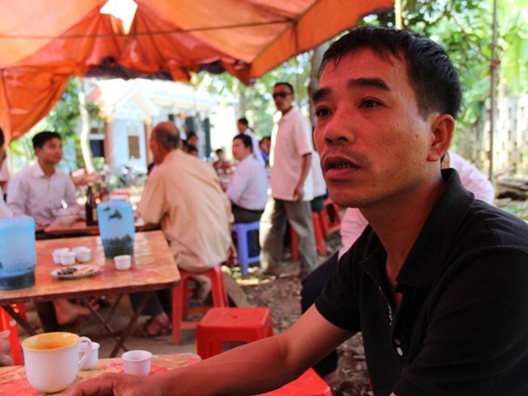 Phút xé lòng của người bố thấy con trai bị tường đè chết Phút xé lòng của người bố thấy con trai bị tường đè chết