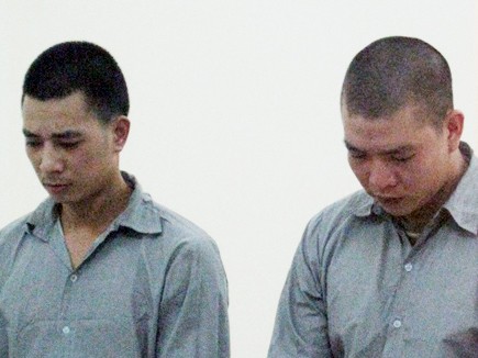 Tên cướp có súng bị Tên cướp có súng bị "hạ gục" trong ô tô
