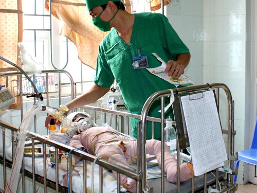 Bé ba tuổi bị bố tẩm xăng đốt đang nguy kịch Bé ba tuổi bị bố tẩm xăng đốt đang nguy kịch