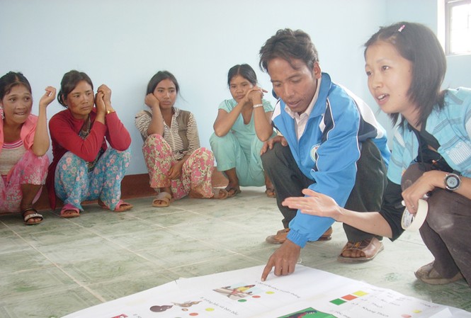 'Lọ lem' đến từ Nhật Bản Yuko hướng dẫn phụ nữ dân tộc thiểu số tham gia trò chơi